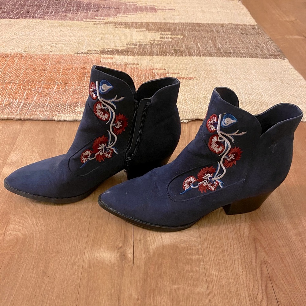 *MOVING SALE* Navy suede booties with embroidery